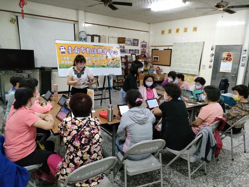 講師衛教叮嚀保健康！學員認真聽課學習