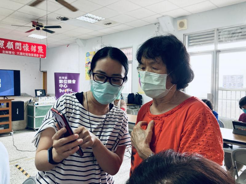 老師帶領學員進行手機健康檢查