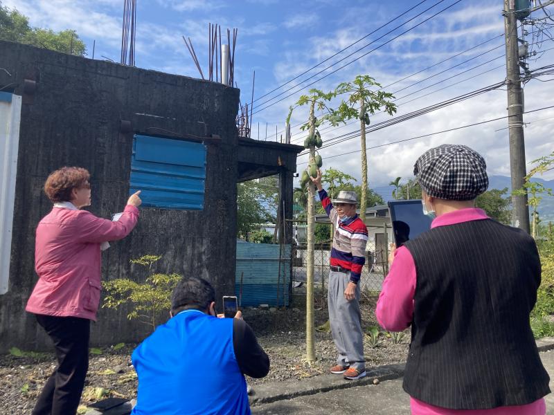 老師帶長輩至戶外進行拍照