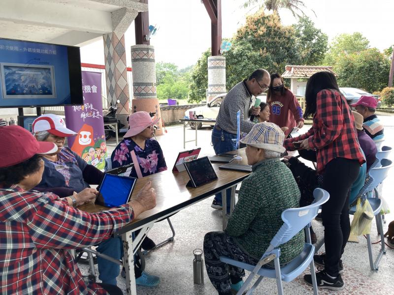 第一堂課老師先介紹LINE有甚麼樣的功能