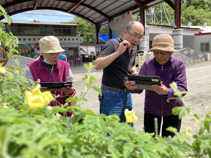 帶長輩至戶外進行拍照準備製作LINE長輩圖