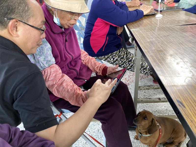 學員說想拍自己的狗狗老師在旁指導拍照