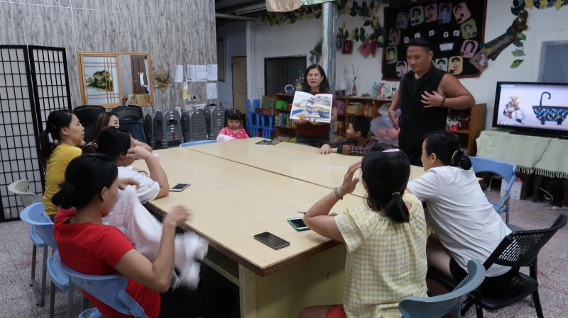 講師與學員討論格拍動畫主題訂出故事脈絡