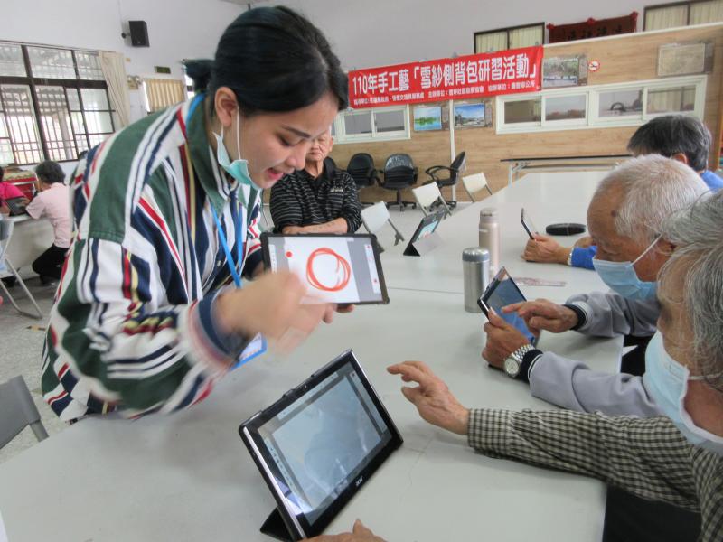 講師教導長輩平板繪畫，圖像設計運用教學