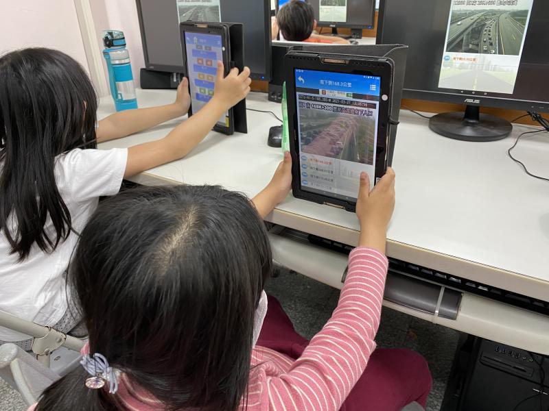 利用平板下載生活APP，查詢路況。