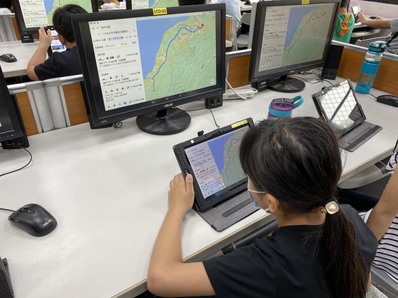 教學員利用地圖導航來規劃出遊路線。