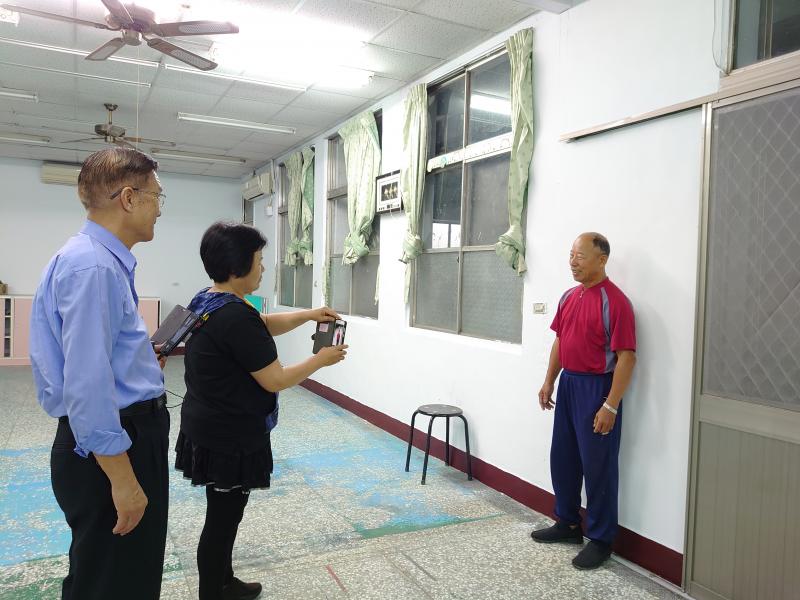 大夥兒亙相幫忙拍照學習並利用軟體修出好照片