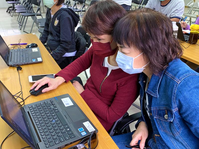 學員相互協助軟體操作步驟