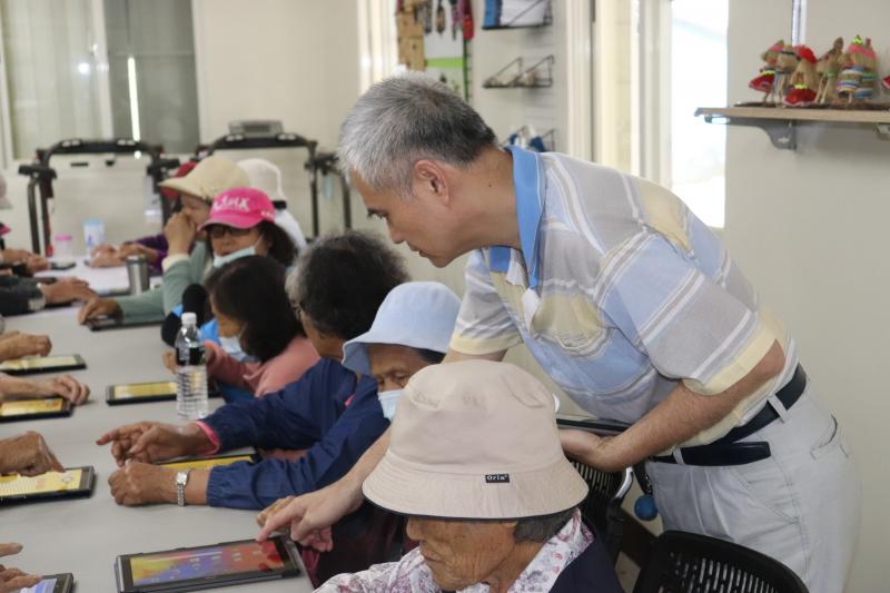 學員對APP有疑問，老師進行現場解說。