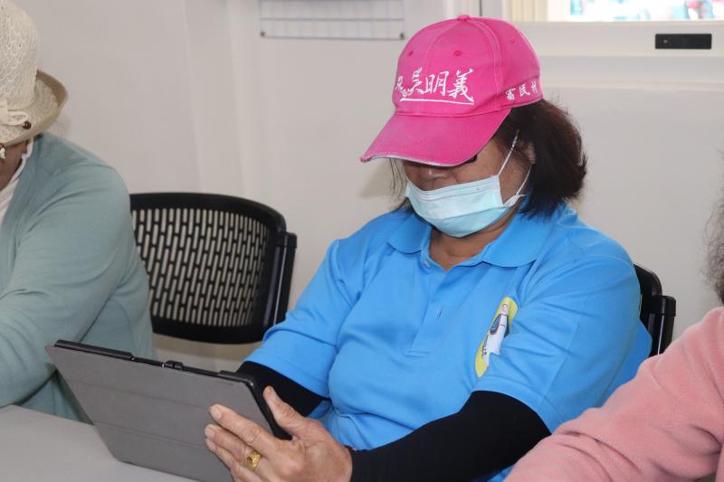 學員認真的學習課程內容