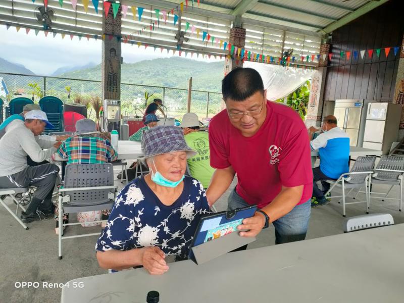 長者在體驗平板照相功能及實際操作