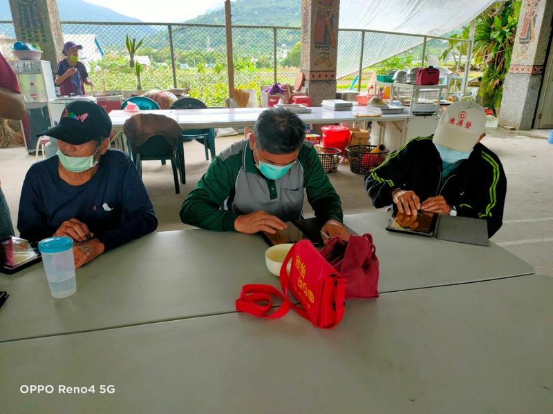 長者實認真的在學習電腦