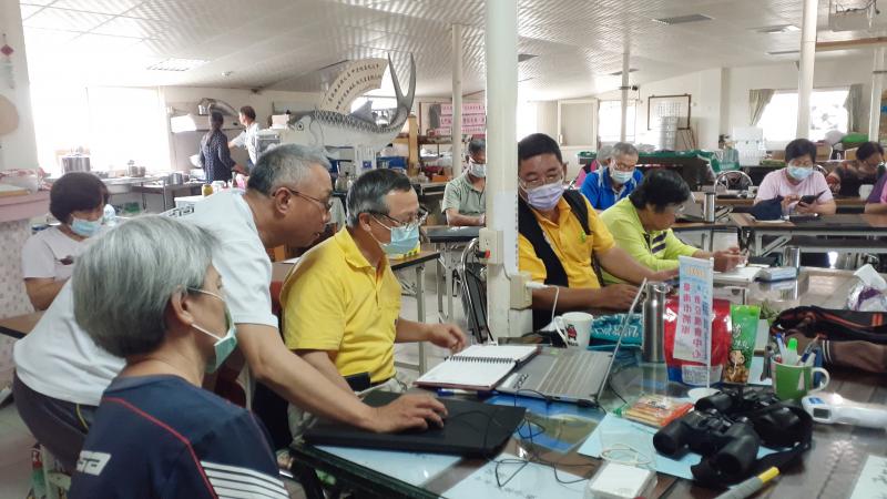 老師細心教社區老前輩。