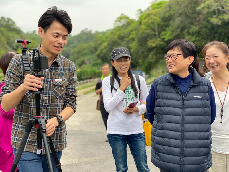 老師帶著學員取景拍攝鏡位