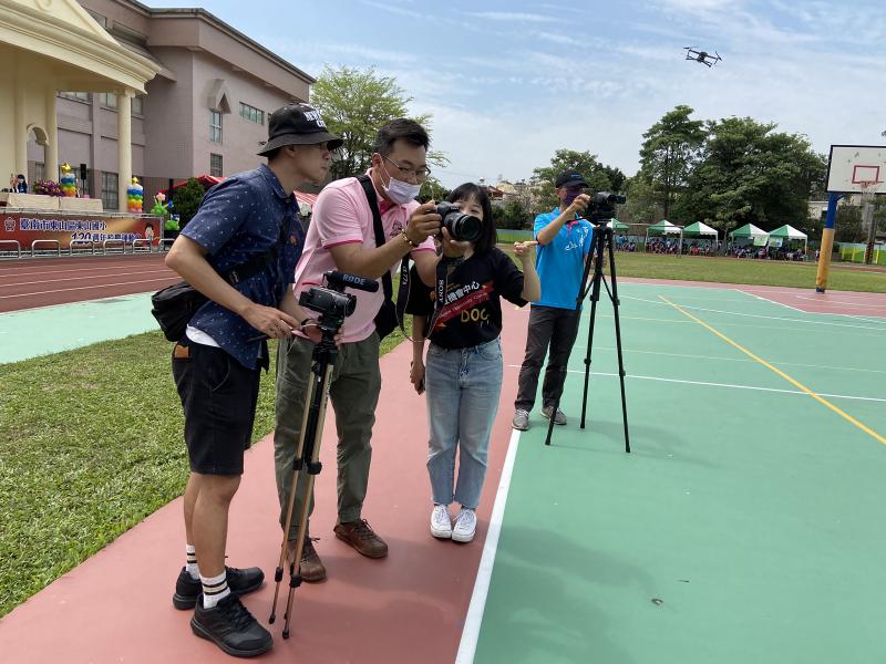 志勳老師指導學員調整相機參數，在不同光源下需要搭配不同的設定。