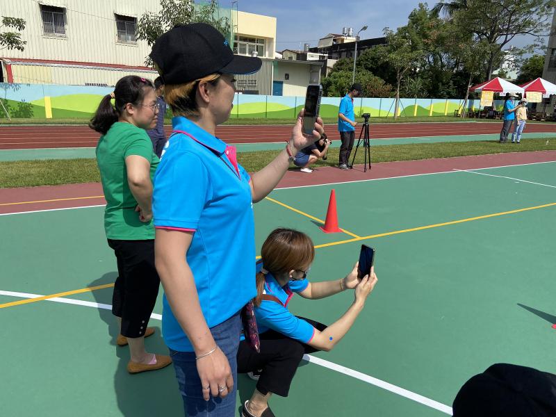 學員透過手機來完成攝影，身邊日常使用的手機也能拍出不同凡響的效果。