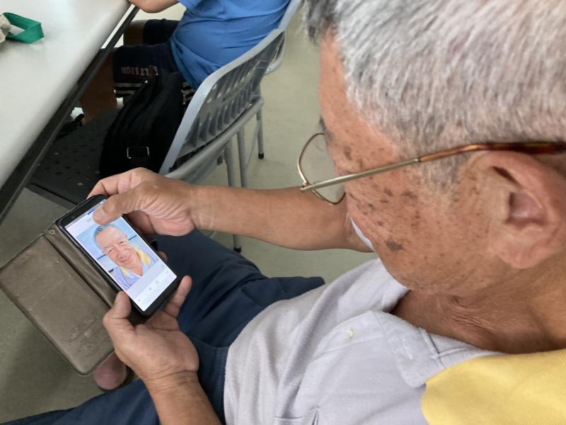 學員經過老師介紹手機APP，開始讓自己的笑容更開懷