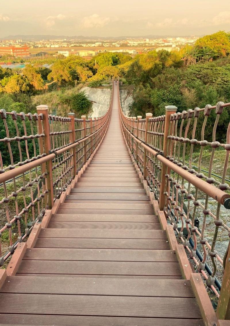 彌陀漯底山至高點風景，將吊橋的連結延伸至彌陀區