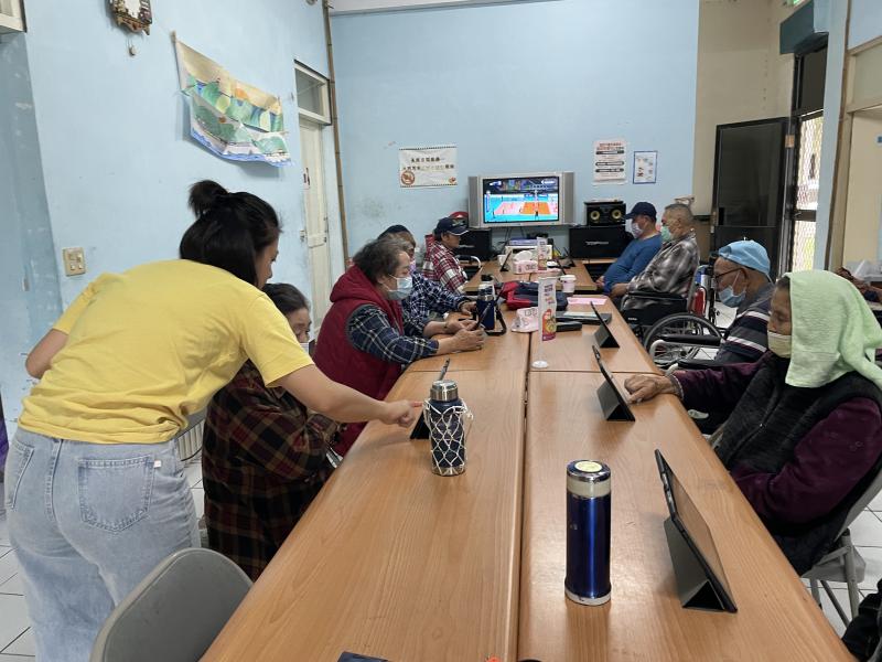 學員從平板的開關機與介面功能認識與操作。