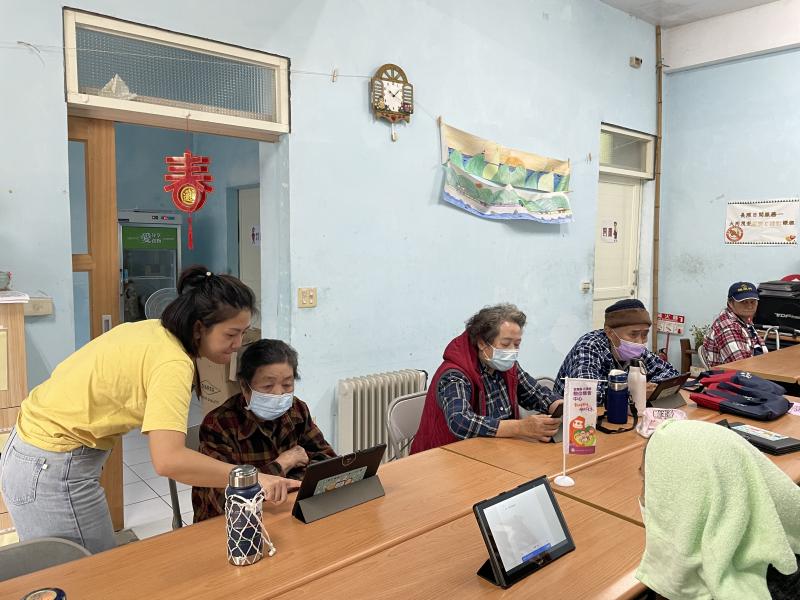 平板的相機功能 — 帶領學員使用照相與錄影功能，連上網後先練習使用youtube看影片。