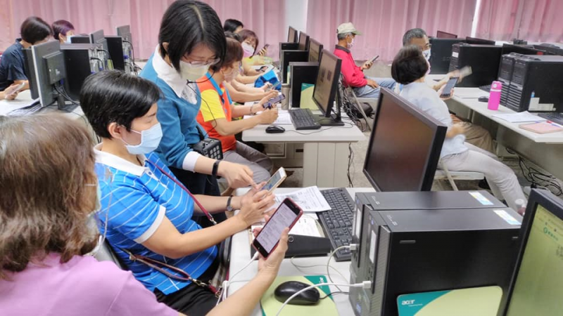 講師指導學員手機上的操作功能