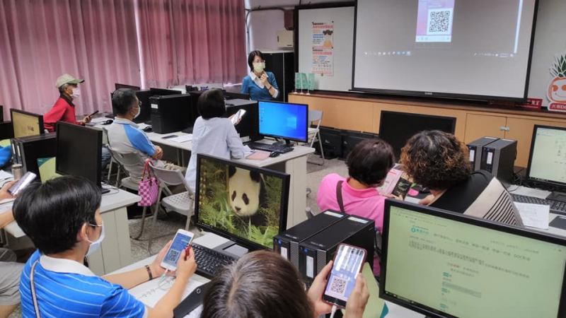 講師介紹如何將將QRCode存在手機裡