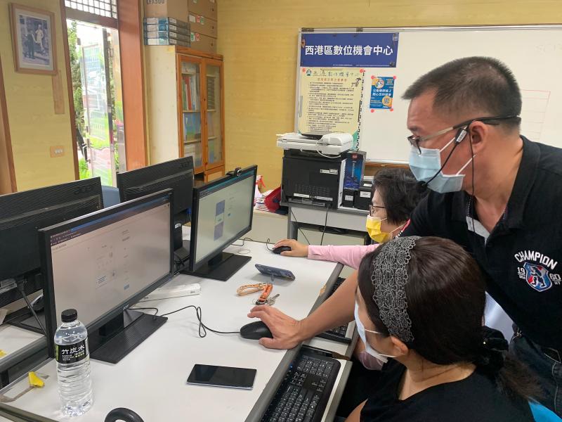 google工具使用前需要先註冊一組帳號，賴老師協助學員通過驗證