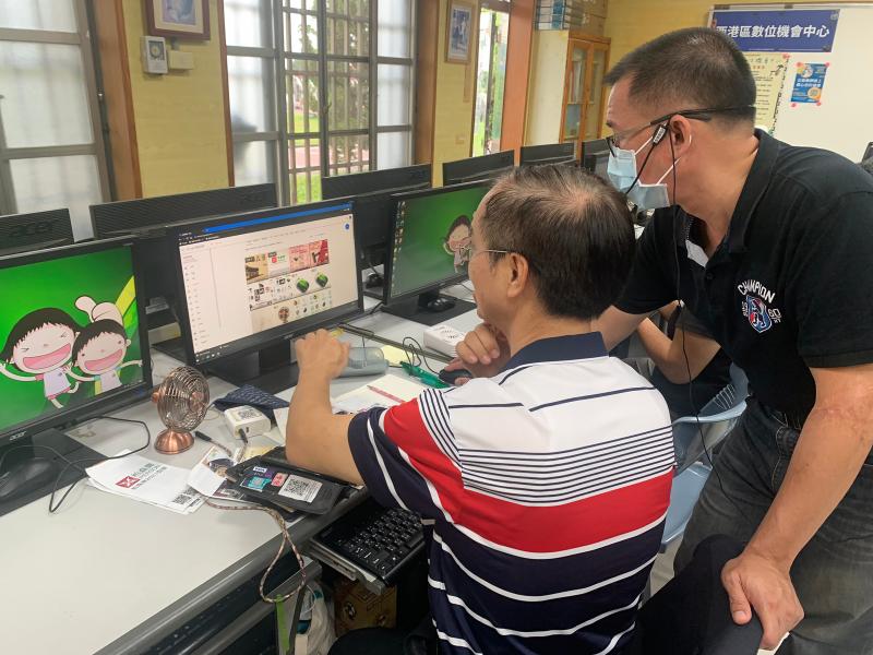 新學員柏森牌總經理也是西港人，對於本次課程非常感興趣，賴老師協助總經理將後台資訊建檔完全。