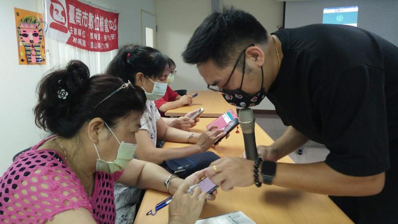 學員操作完給講師驗證對嗎？