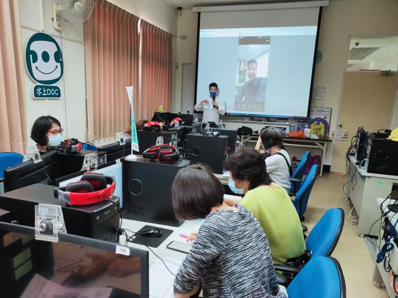 老師一邊操作一邊向學員說明內容