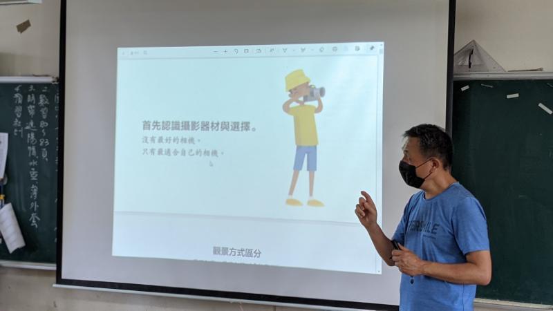 老師在教室解說攝影相關知識
