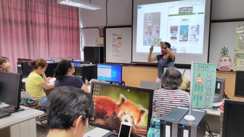 老師介紹如何繪製縮片的圖案