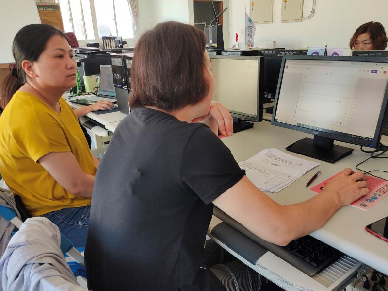 學員之間相互討論最能有效的學習，老師又在一旁的指導，總能獲得最好的學習，並不斷的進步。