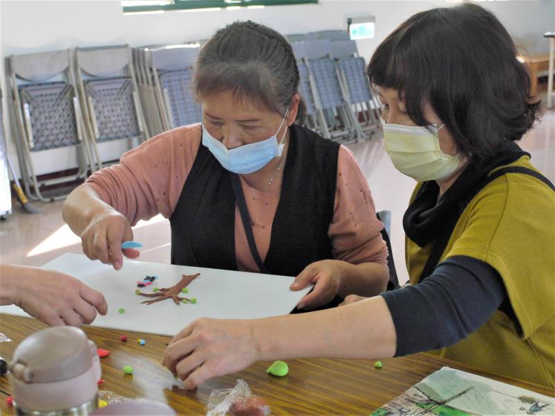 兩位女學員在桌上操作黏土偶