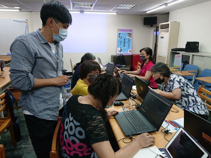 只要學員有任何問題，老師一定馬上過來協助並重複提醒操作內容