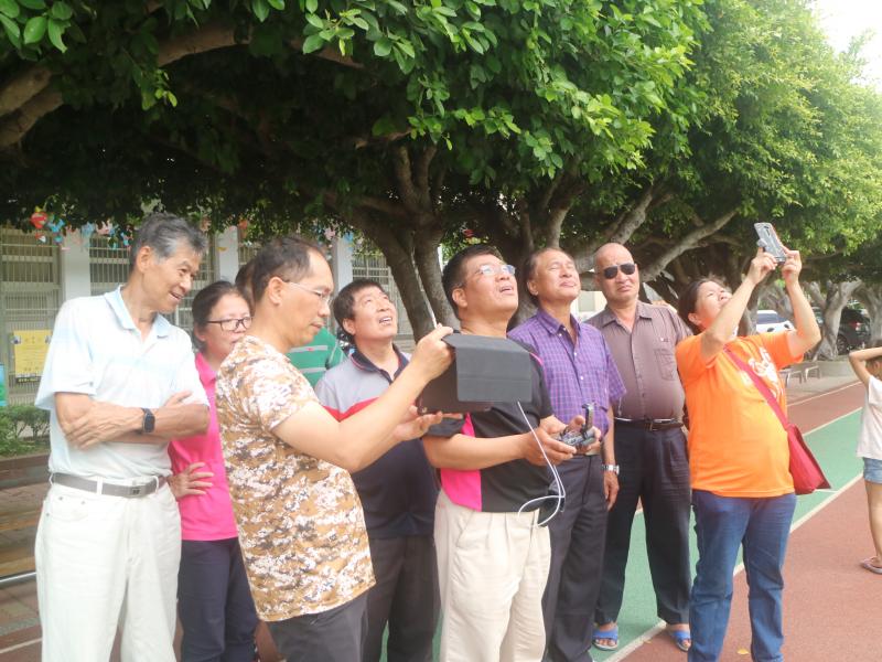 學員操作無人機,當升到高空後,我們可以透過平板手機看到令人讚嘆不已的影像