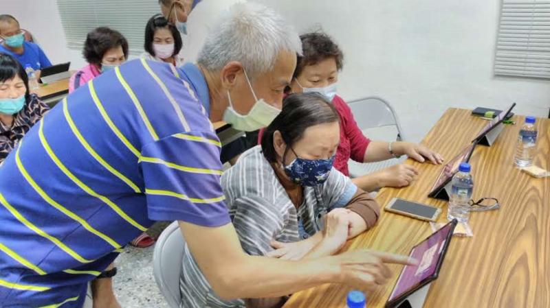 講師指導社區民平板操作方式