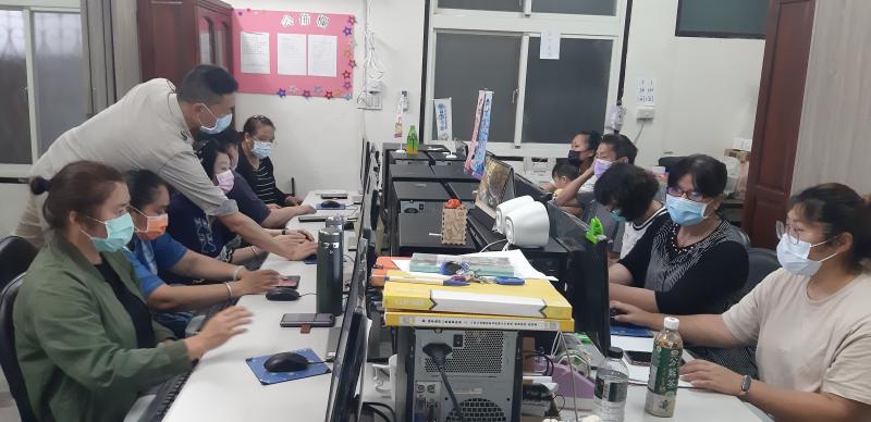 講師細心的引導學員操作軟體設計自己的作品