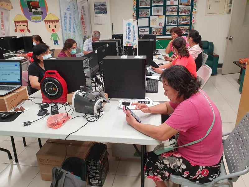 學員手持手機練習LENS掃描文件.