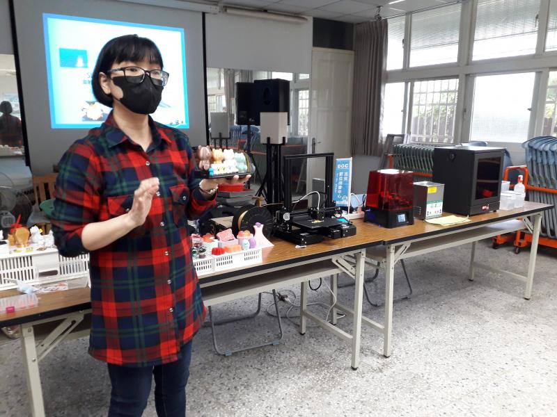 周瑞玲講師的上課情況與3D設備合照