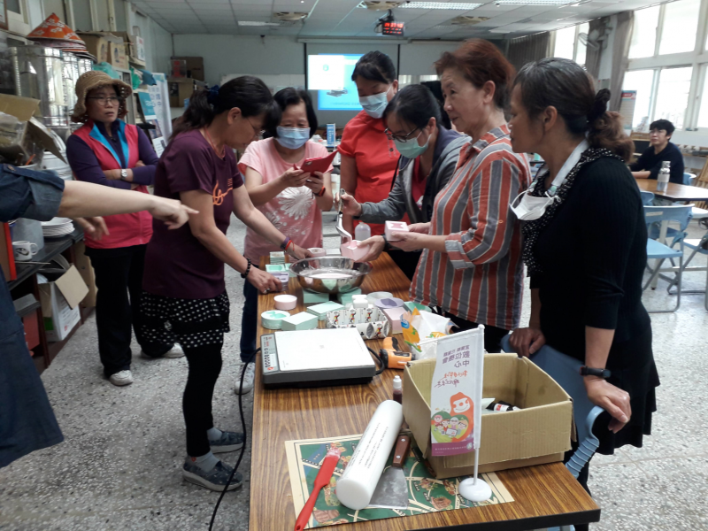 學員學習灌模的操作，製作手工植物皂