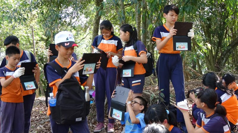 陳萬育理事長每到一處解說點就會提醒同學們使用平板進行影像拍攝記錄。