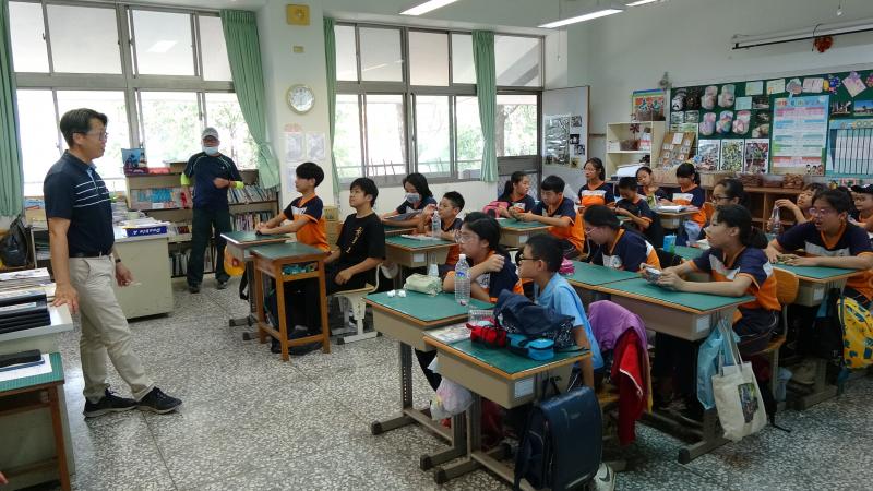 陳明達校長嘉勉同學為中峰國小寫下歷史新頁，畢業班同學一起完成攀爬蜈蚣崙山的挑戰！