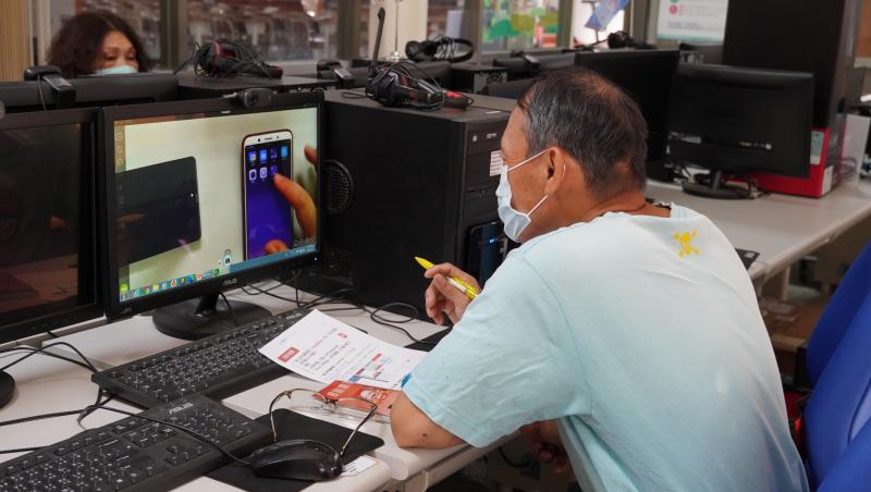 李榮芳學員認真學習