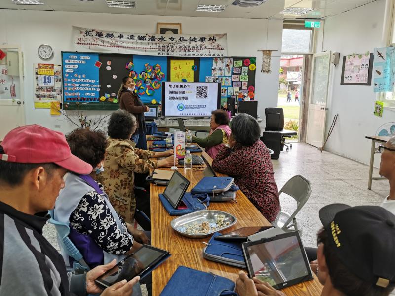 有照護證照的老師來解說數位健康存摺方便性，以及如何下載健保App。