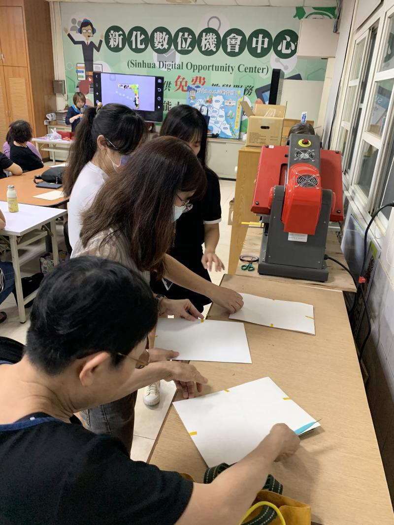 將圖片與拼圖固定好