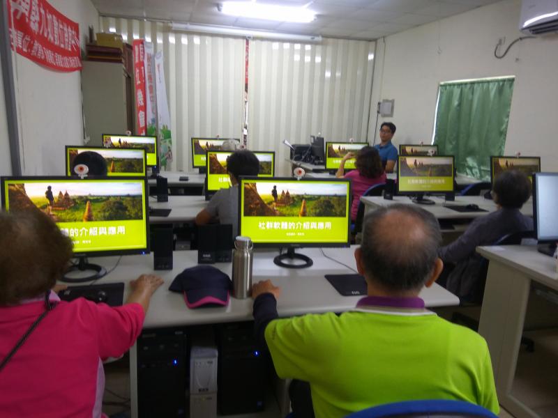 學員認真聽老師講解每個社群軟體的功能及操作方式