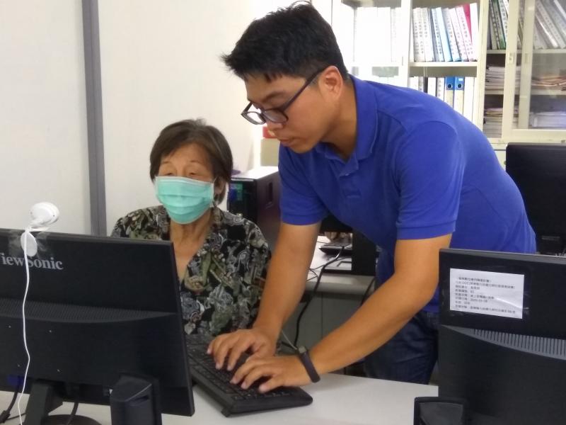 老師協助年長的學員建立臉書