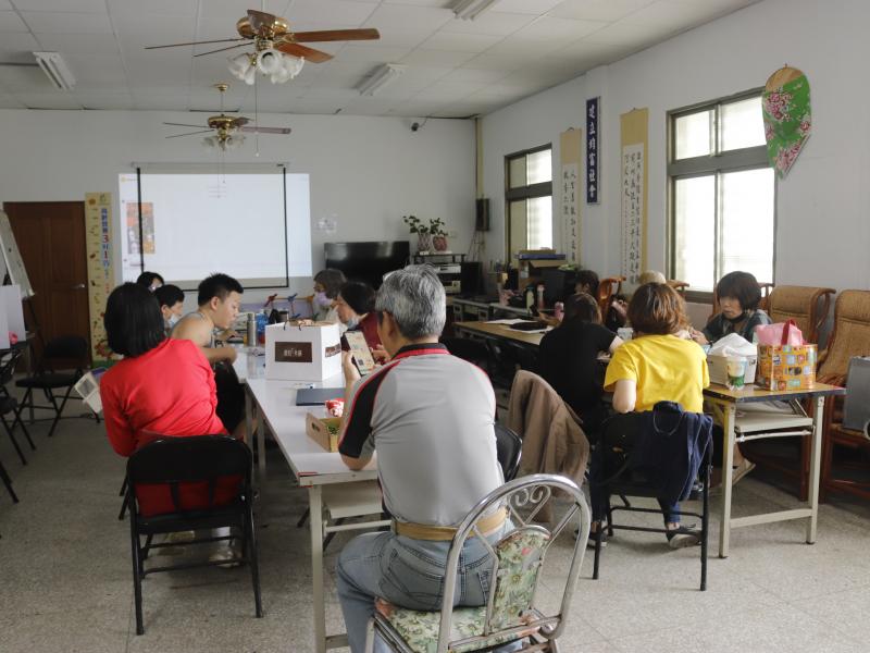 學員認真聽講師教導如何拍攝影片