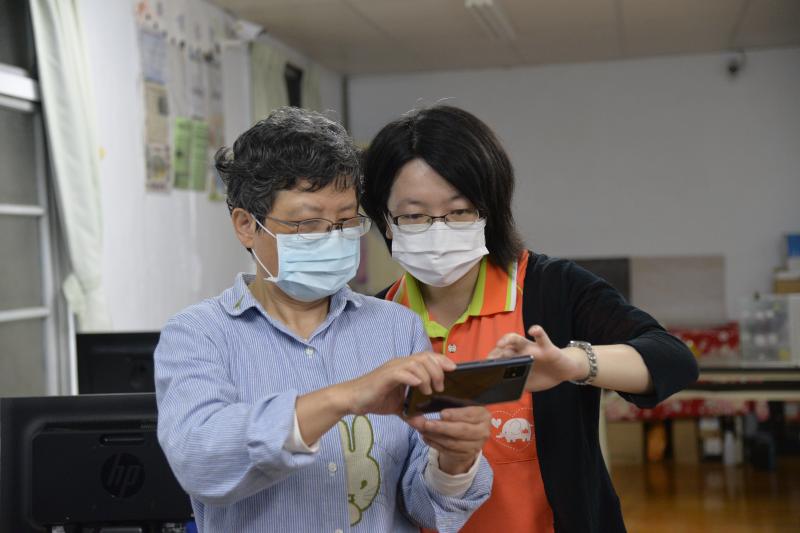 學員認真研究如何對焦